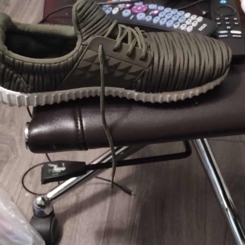 Shoes - Picture 2 of 4